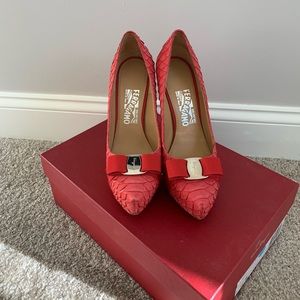 Ferragamo Trilly Heel in coral size 7.5